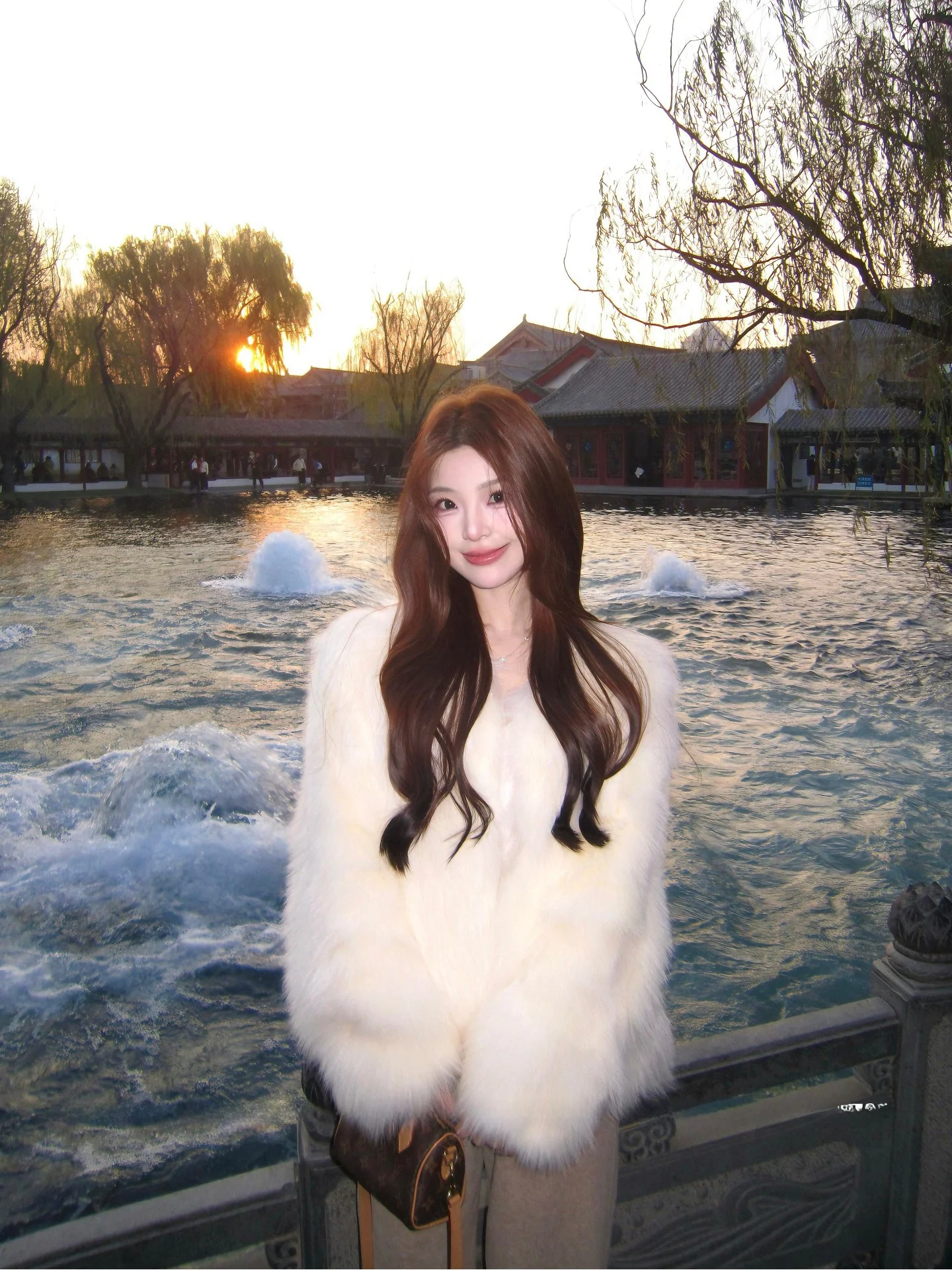 

Arrerisi Amber Fading Fur Coat Eco-friendly Faionable Warmth Long Sve round Ne ort Sle for Young Women