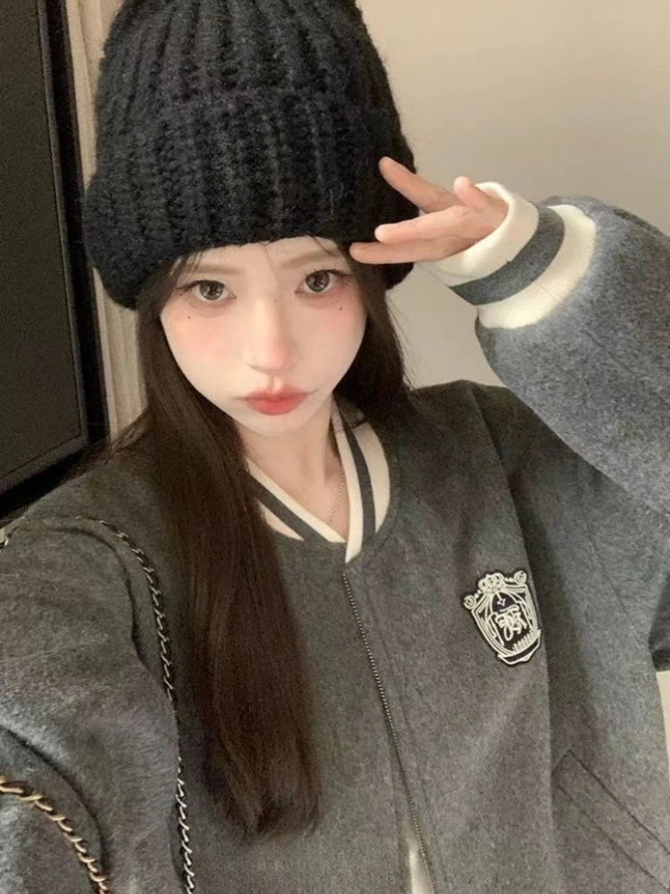 Giacca da baseball blazer monopetto in maglia di lana grigia stile accademico Cappotto oversize in tweed primavera autunno con stemmi Capispalla corto