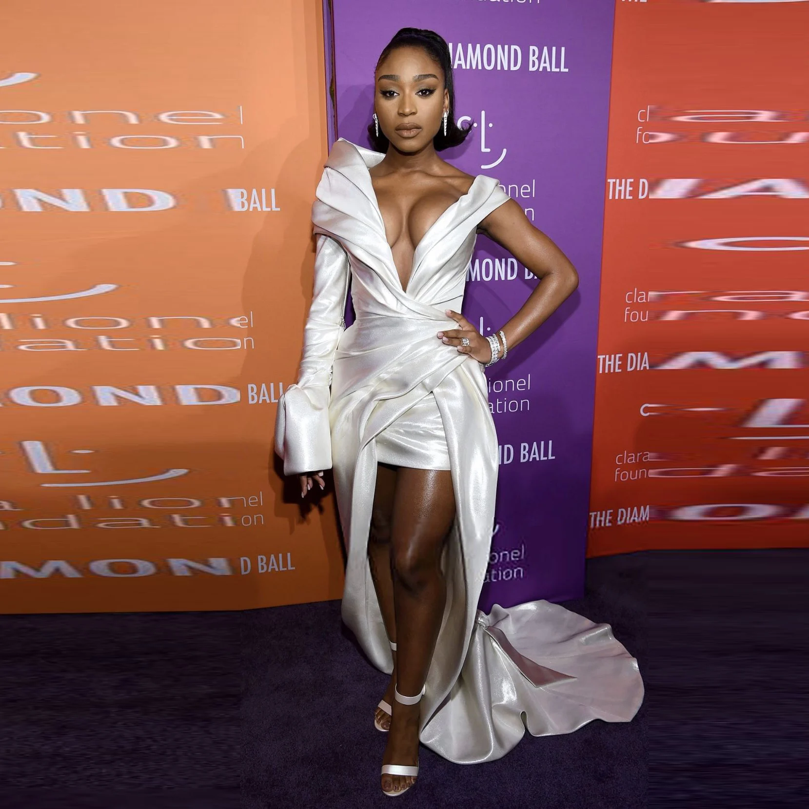 

Элегантные белые вечерние платья с глубоким v-образным вырезом, атласные платья для выпускного вечера с длинными рукавами и высоким и низким вырезом, женское вечернее платье со шлейфом