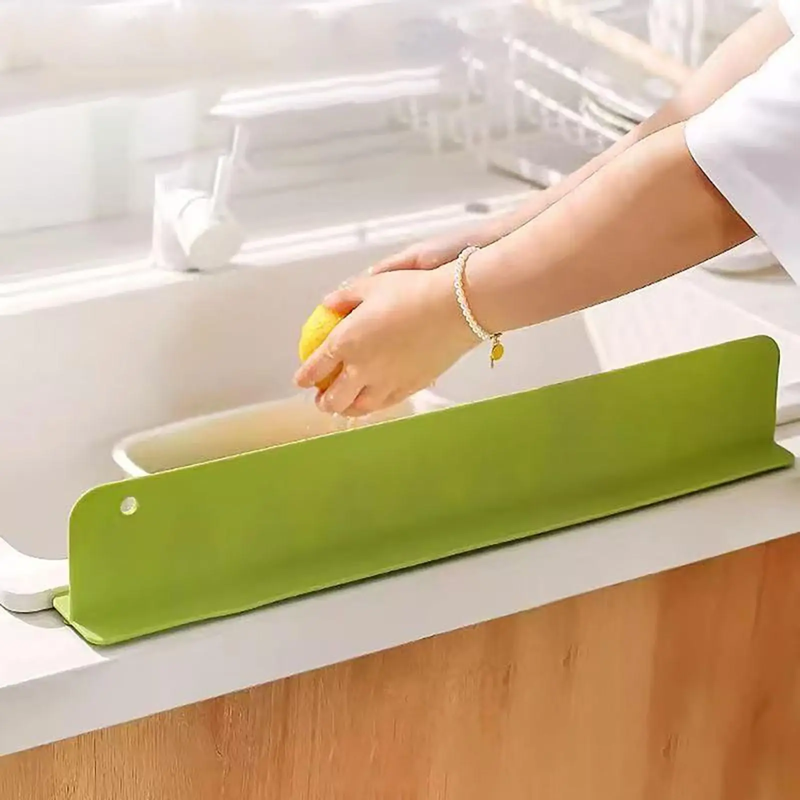 2/4 Stück Silikon-Spritzschutz für die Spüle, rutschfeste Arbeitsplattenbarriere mit starkem Saugnapf, verhindert Wasserschmutz für die Küche zu Hause – Detail 9