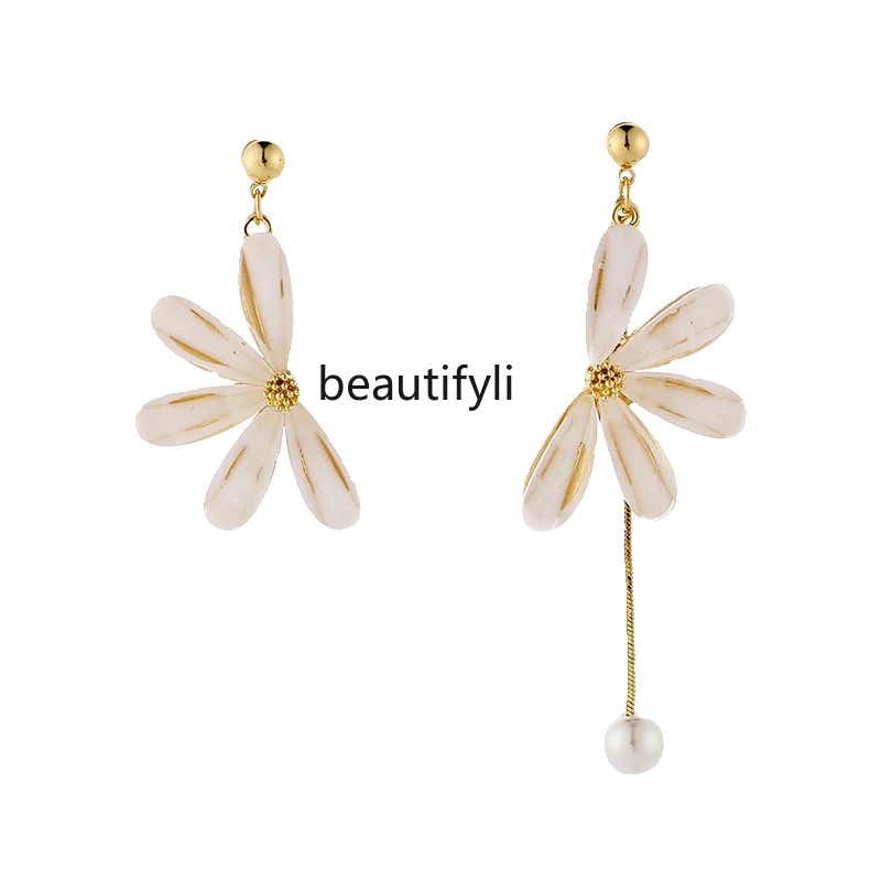 

Premium earrings, versatile temperament Mori daisies, asymmetrical earrings, mosquito coil disc, no ear clips.