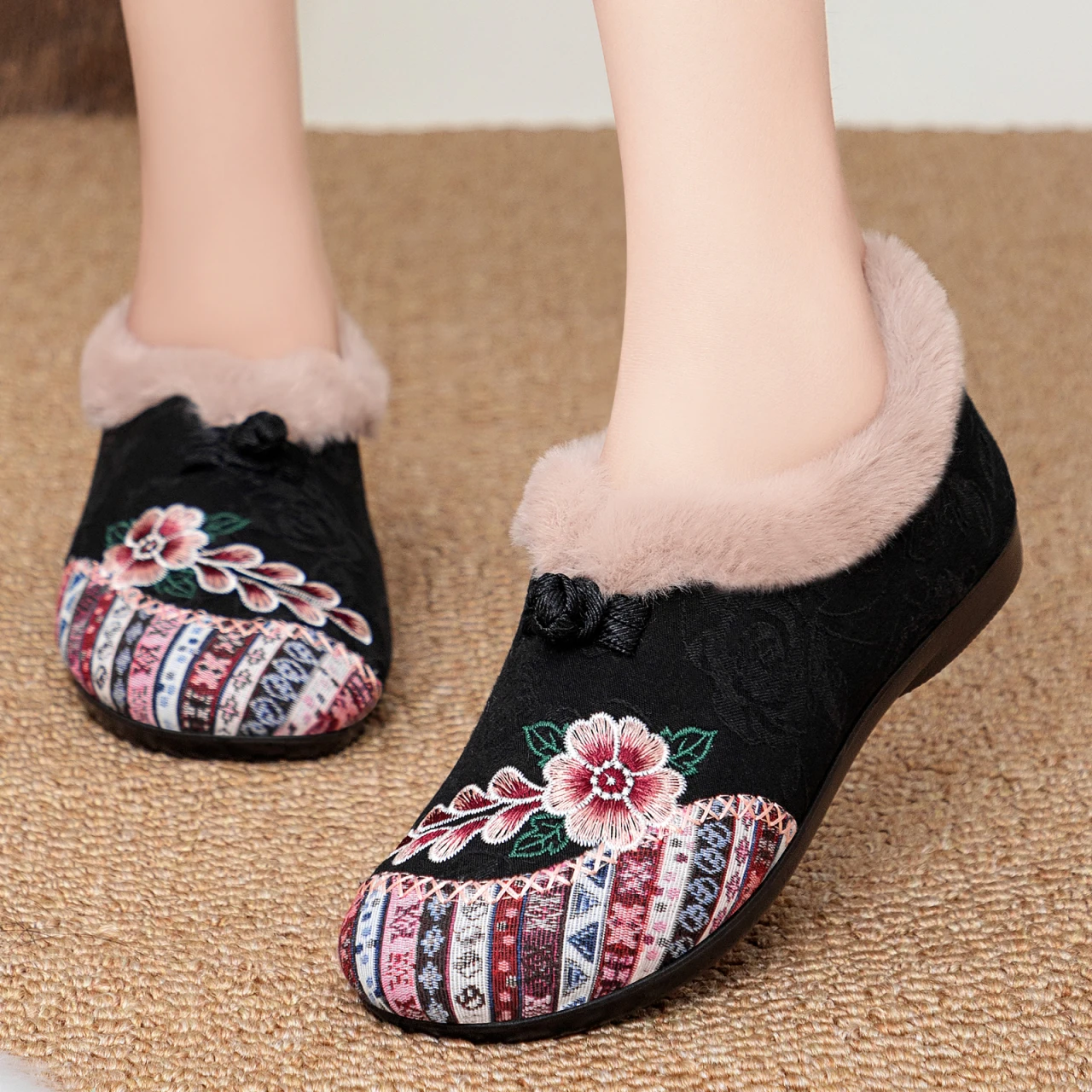 

Women's Warm Cotton Boots Soft and Comfortable Flat Shoes 2025 Winter New Chinese Style Embroidery Design Casual Low Top Shoes