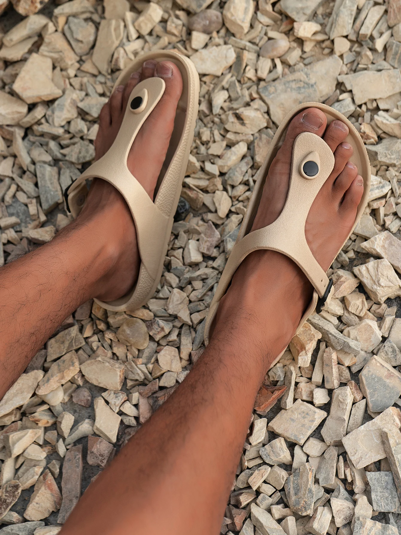 Neue Sommerkollektion für Herren: Klassische, schlichte, einfarbige, lässige EVA-Einteiler-Flip-Flops mit atmungsaktivem Hohldesign, geeignet für den Außen- und Heimgebrauch, bequem und leicht. – Detail 3