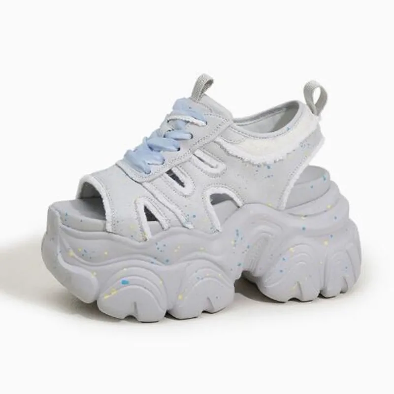 

Новые модные женские сандалии на платформе 10 см из синтетической микрофибры с вырезами, массивные кроссовки на танкетке с открытым носком, брендовая обувь