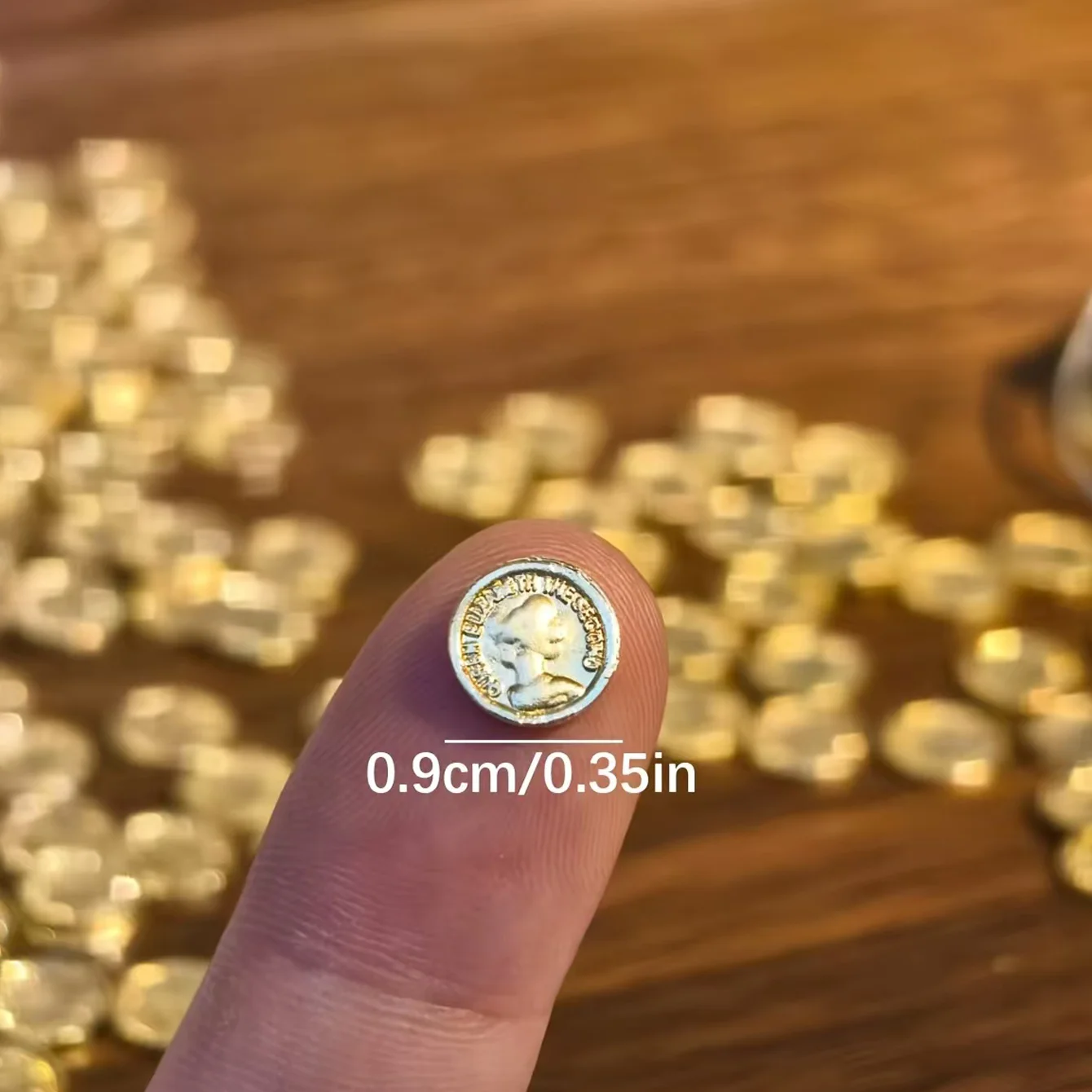 31-teiliges Miniatur-Set mit 1 Fass plus 30 Goldmünzen, Miniatur-Piratenschiff-Schatzsuche-Dekoration, Requisiten für Schießszenen – Detail 5