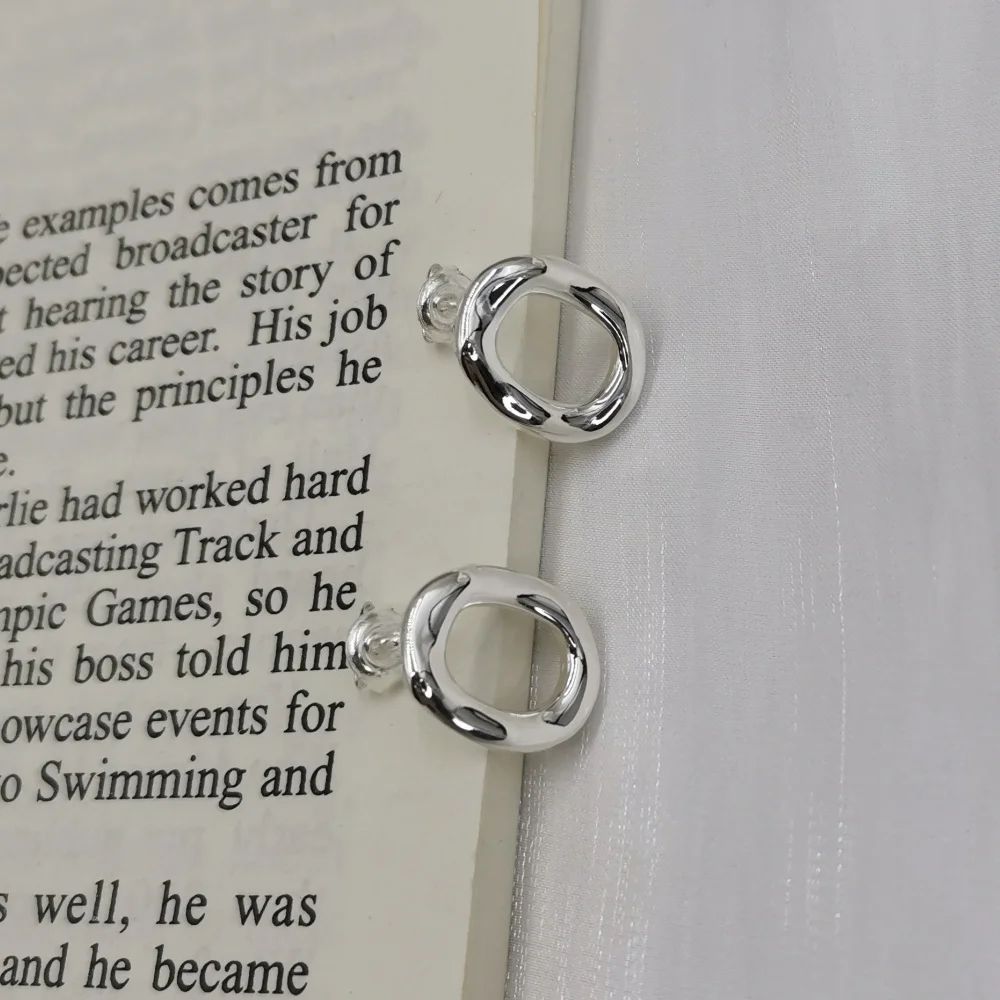 

2026 new niche design gold and silver hollow ring earrings, neutral accessories, give friends party gifts