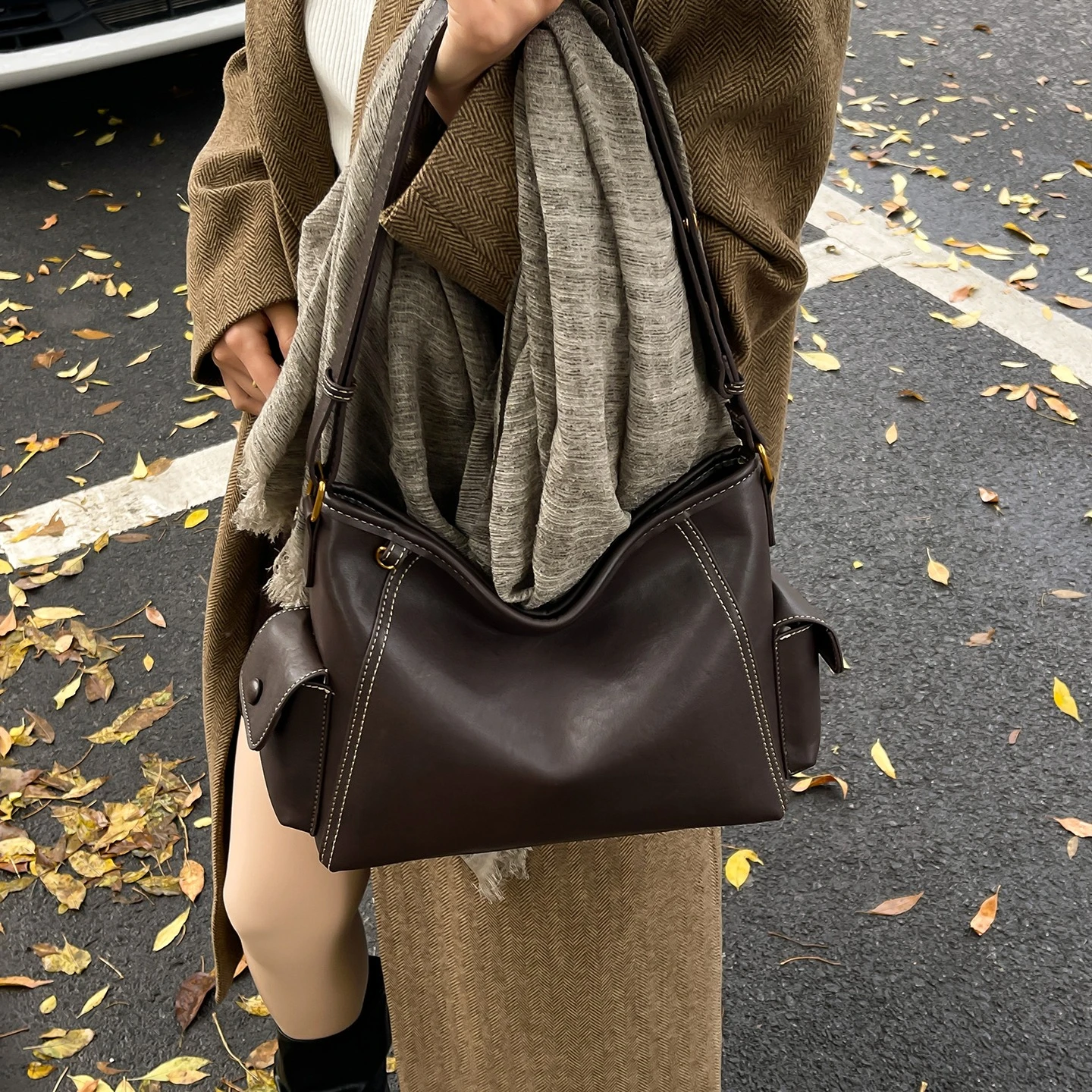 

Ladies Crossbody-Bag Made of Fine Leather Featuring Trendy High-End Commuter Daily Style