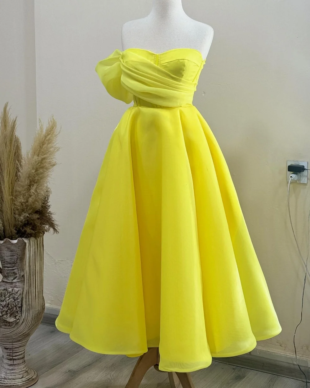 

Customized Modern Style Organza Pleat Organza One-shoulder Midi Dresses Homecoming Dresses Elegant Sizes Available Intricate Mat