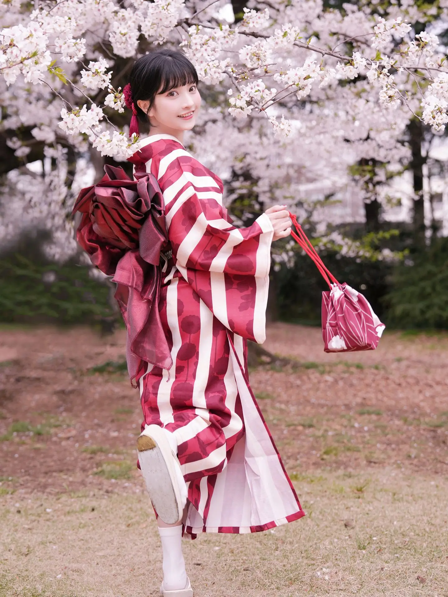 Ensemble kimono pour femme à rayures rouges – Tenue de séance photo de style japonais résistante aux rides