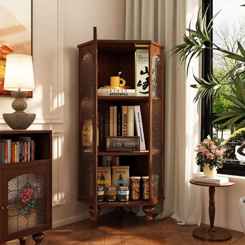 Mueble medieval triangular de madera maciza.