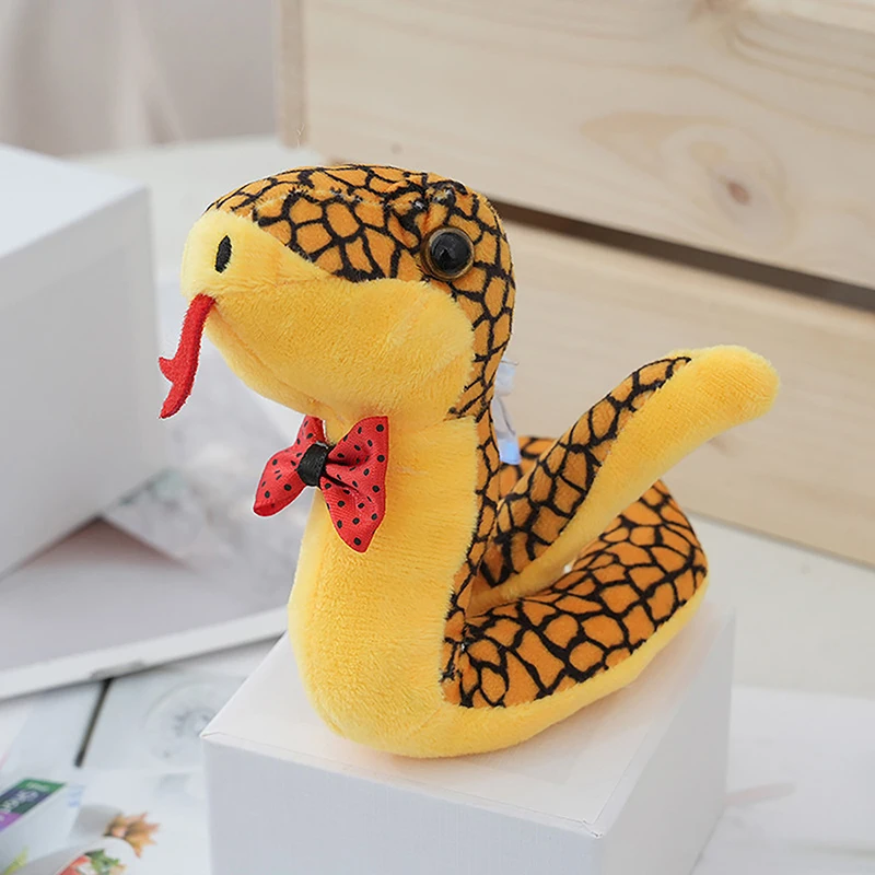 Imagem -03 - Bonito Plush Snake Doll Pingente Creative Keychain Ornamento do Bolsa Acessórios Chave do Carro Casal Aniversário Brinquedos para Meninas