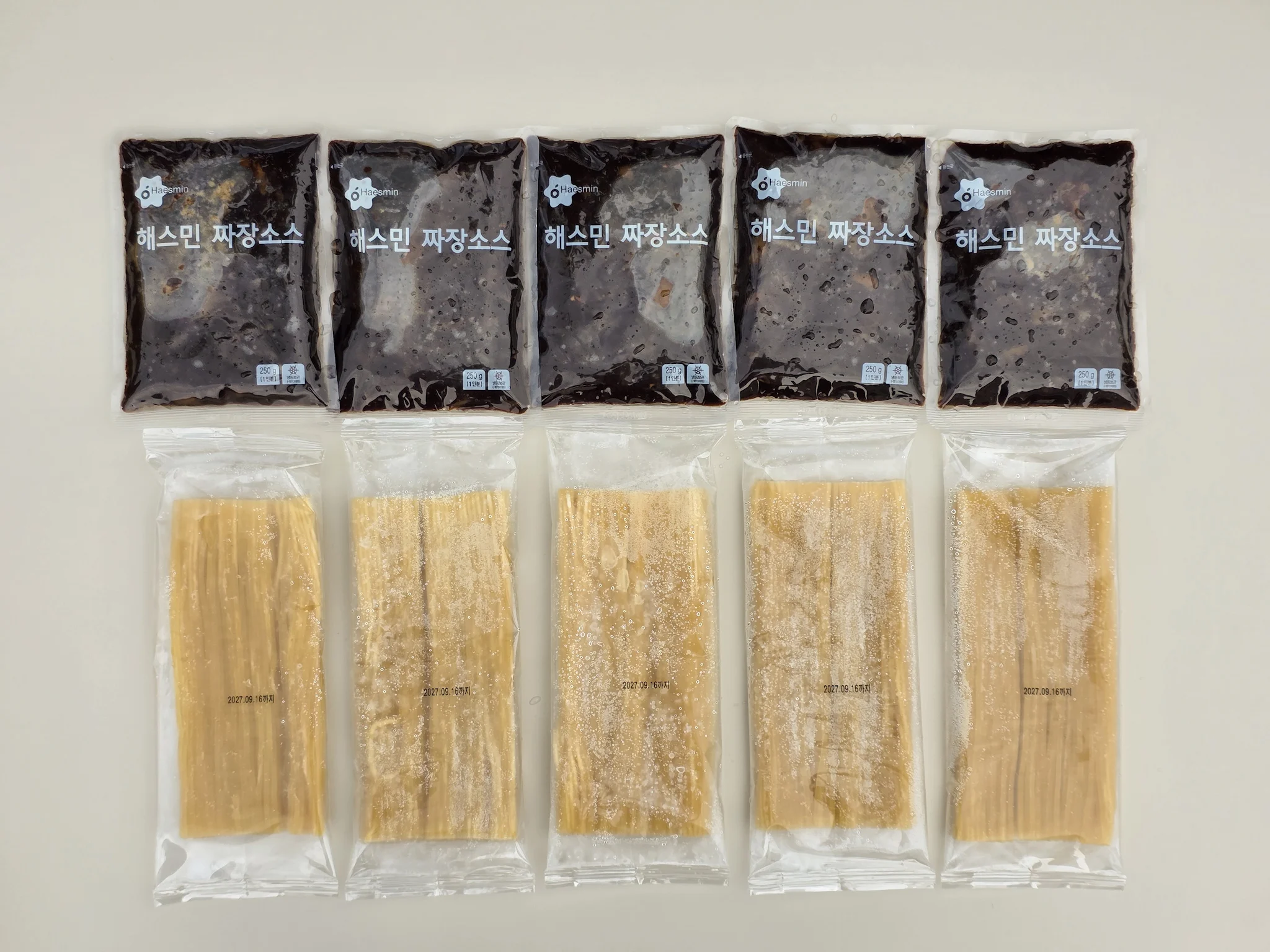 مجموعة Haearae مملوءة بالخضار واللحوم Jjajangmyeon مكونة من 5 أدوات