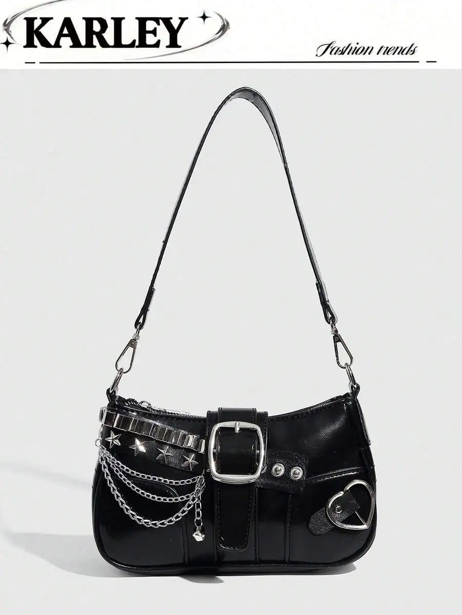 

Черная кожаная сумка-седло из лакированной кожи с заклепками в виде звезд, цепочкой-ремешком и декоративной пряжкой