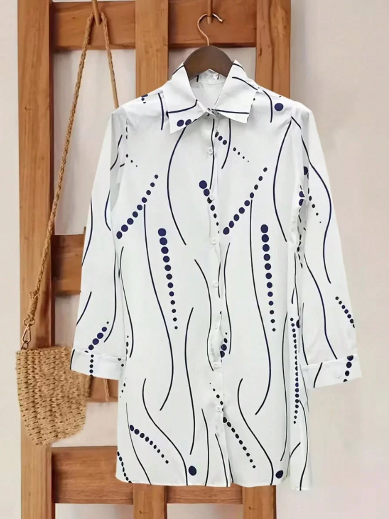 

Женское белое платье-рубашка с воротником и абстрактным принтом в виде линий и точек
