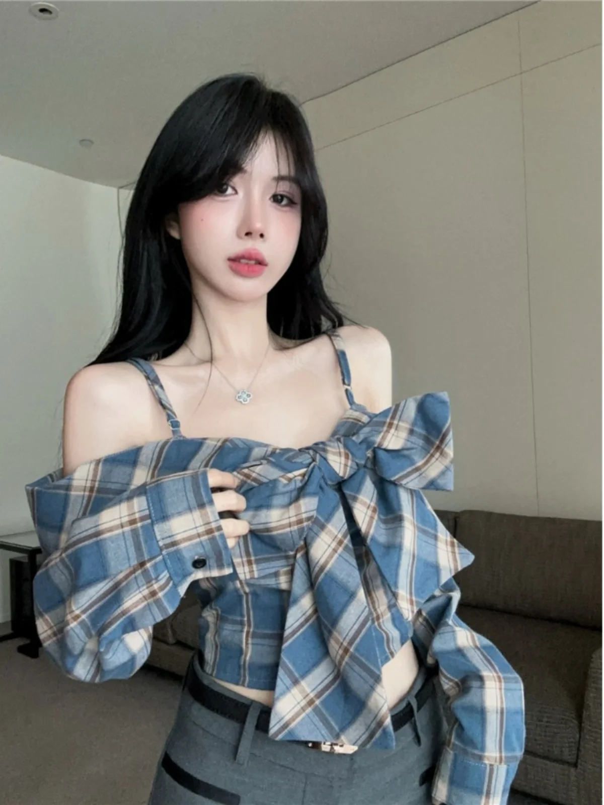 初秋レトロチェック柄オフショルダーロングスリーブベルト付きノットオープンカーディガン女性セクシーでスパイシーなポリエステル素材