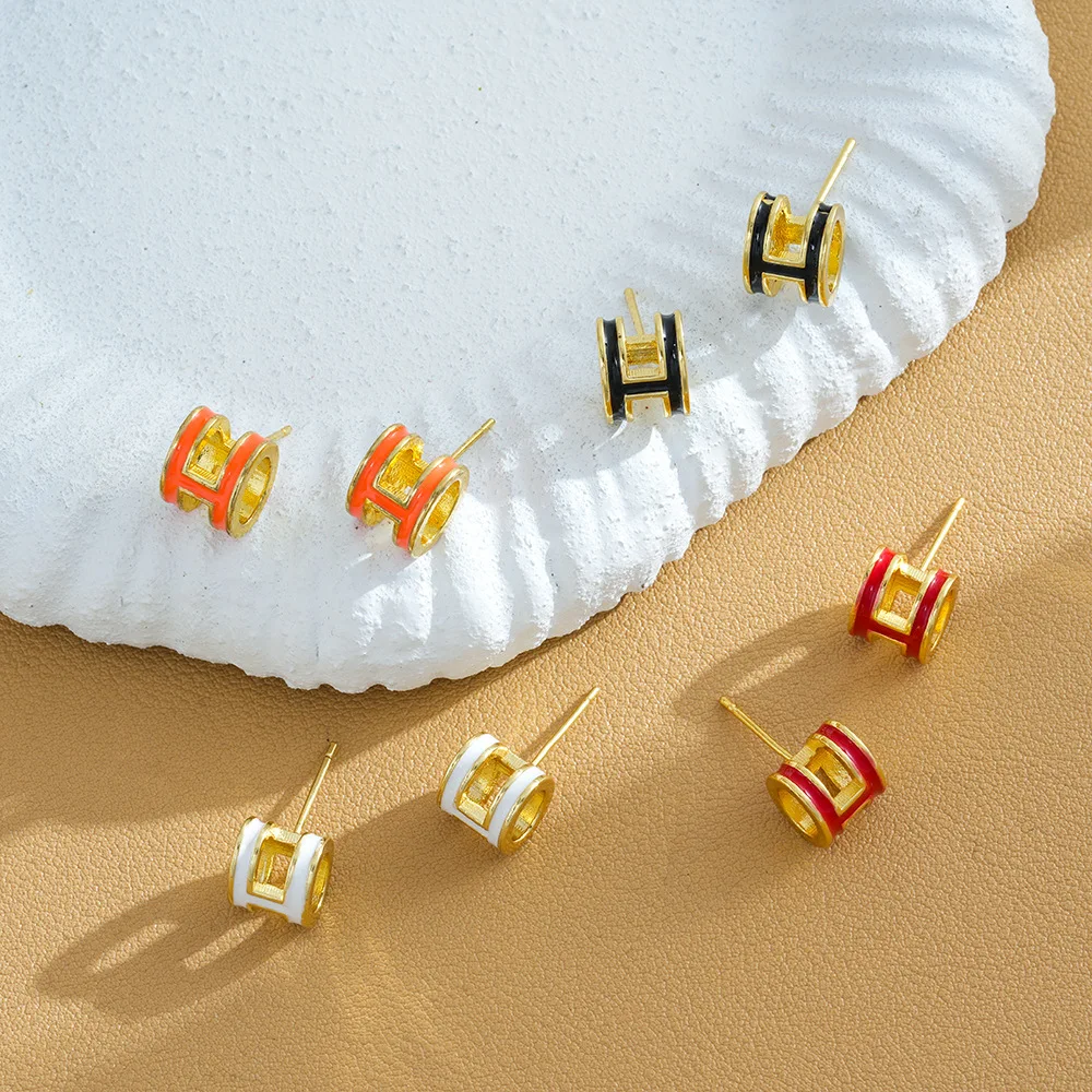 

Эмалированные серьги-гвоздики с буквой H для женщин - это простые, маленькие, индивидуальные, модные, универсальные, а высокого класса и легкой роскоши.