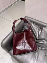 Kadınlar için 2024 yeni bahar Retro kırmızı Tote çanta büyük kapasiteli Commuting omuz Crossbody çanta basit yönlü öğrenci çanta