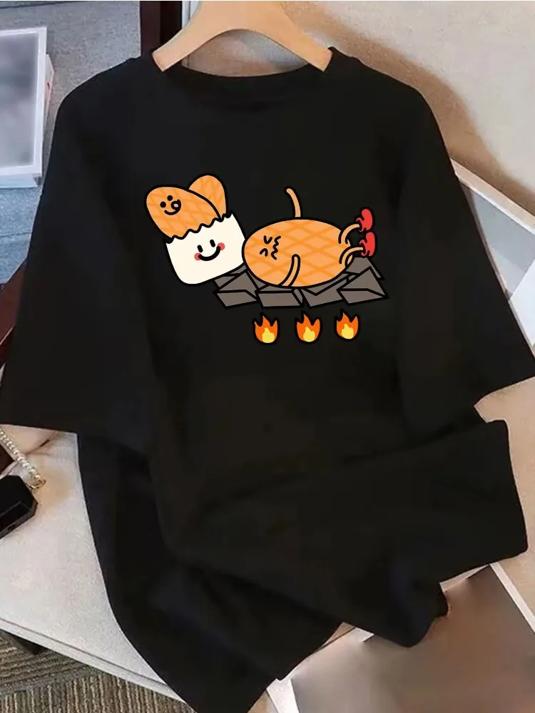 Damen-T-Shirt: Entzückendes Cartoon-Baumwoll-Süßigkeit- und Spiegelei-Aufdruck, schwarzes, locker sitzendes T-Shirt mit Rundhalsausschnitt, lässiges Alltagsoberteil