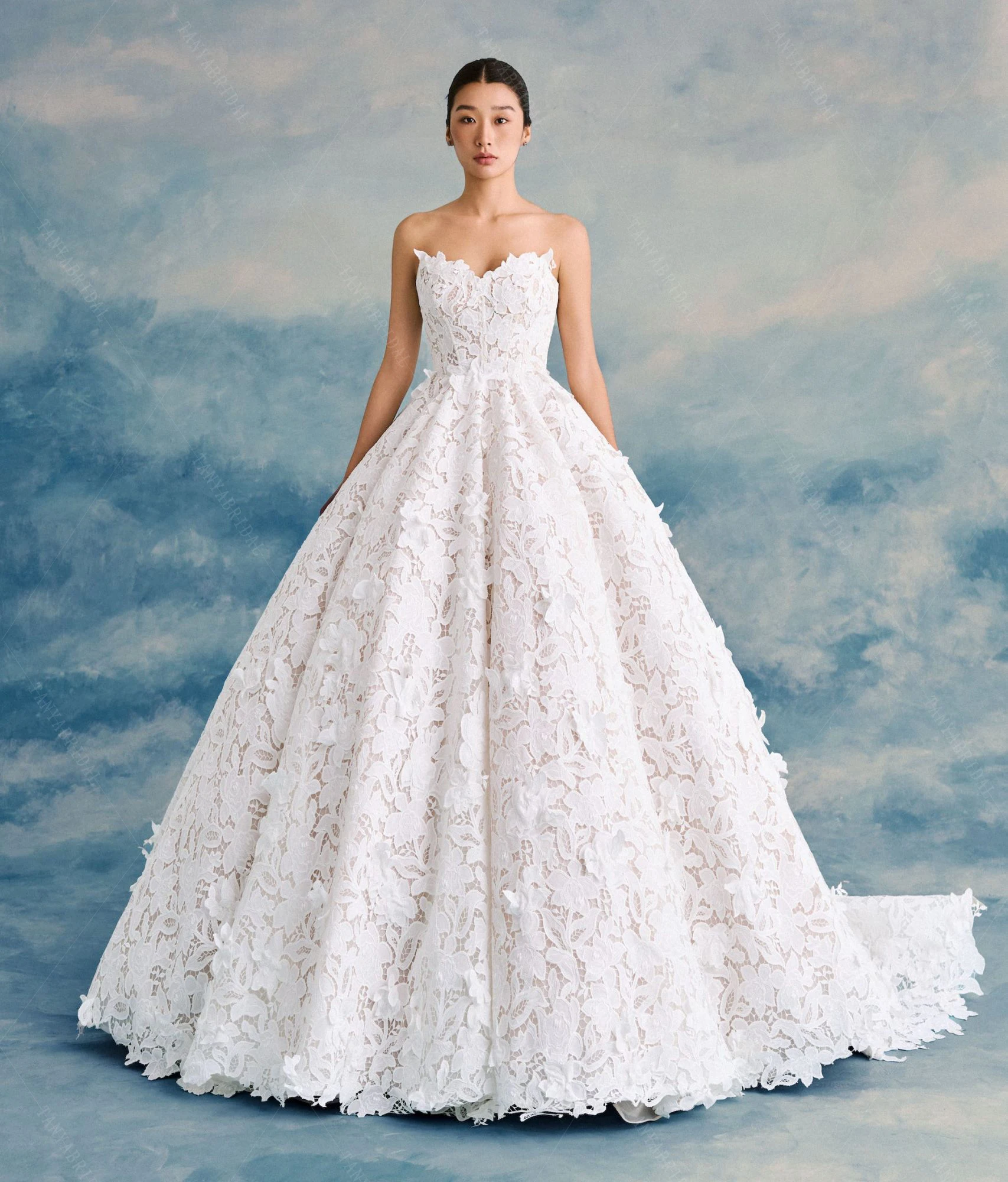 Sweetheart Lace Wedding Ball Gown With Train ,Classical Bridal Dress  Chic DW1004