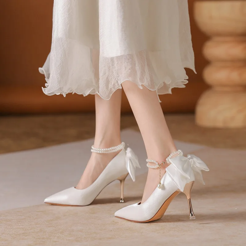 

Вечернее платье для светских мероприятий, элегантное, с бантом, на высоких каблуках, с заостренным носком, визуально стройнит фигуру.