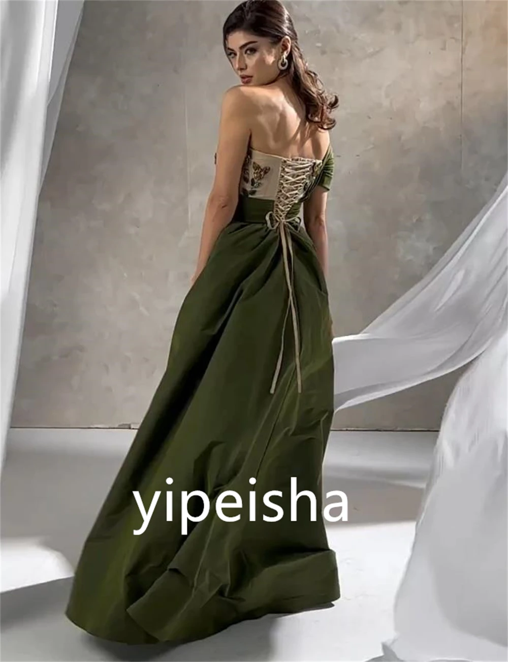 ที่กําหนดเองผู้หญิงเซ็กซี่สบายๆหนึ่งไหล่ชุดบอล Quinceanera ดอกไม้ Draped ความยาวชั้น Charmeuse