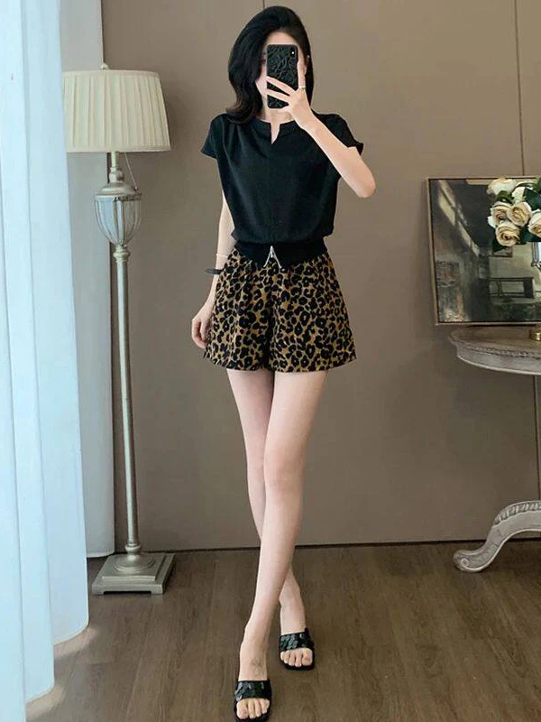 

Spring Fashion Korean Style Women's Black V-Neck Short Sleeve Leopard Print Casual Shorts Two-Piece Set Stylish Age-Defying T...