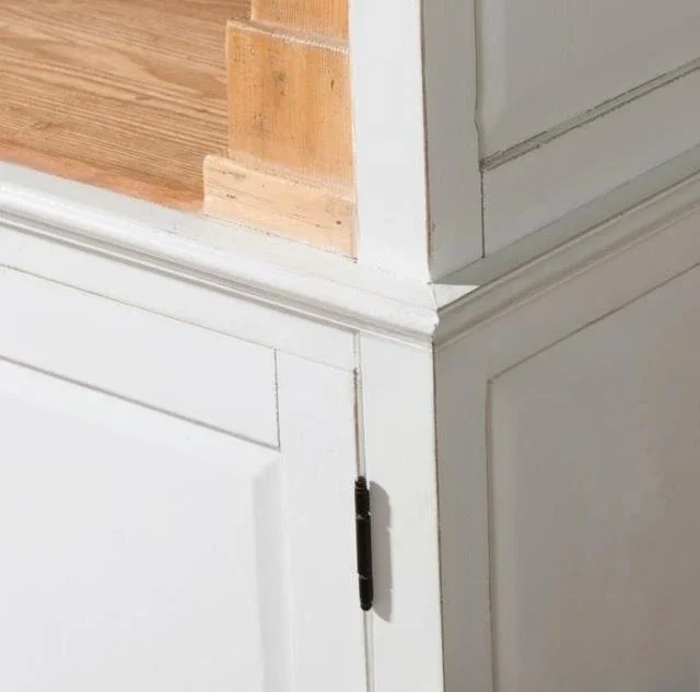 Lemari samping ruang makan dari kayu solid Amerika, dua pintu putih sederhana dan modern, lemari penyimpanan berbentuk melengkung.
