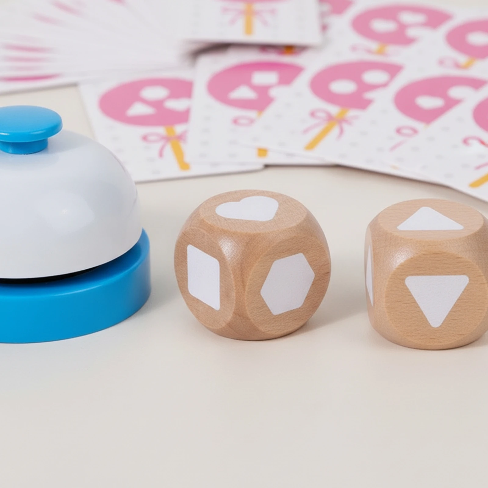 木製マッチングゲーム-子供中心のマッチングゲーム-ベル付きおもちゃ-幼児向け早期学習-問題解決能力開発-未就学児、ホームスクール向け
