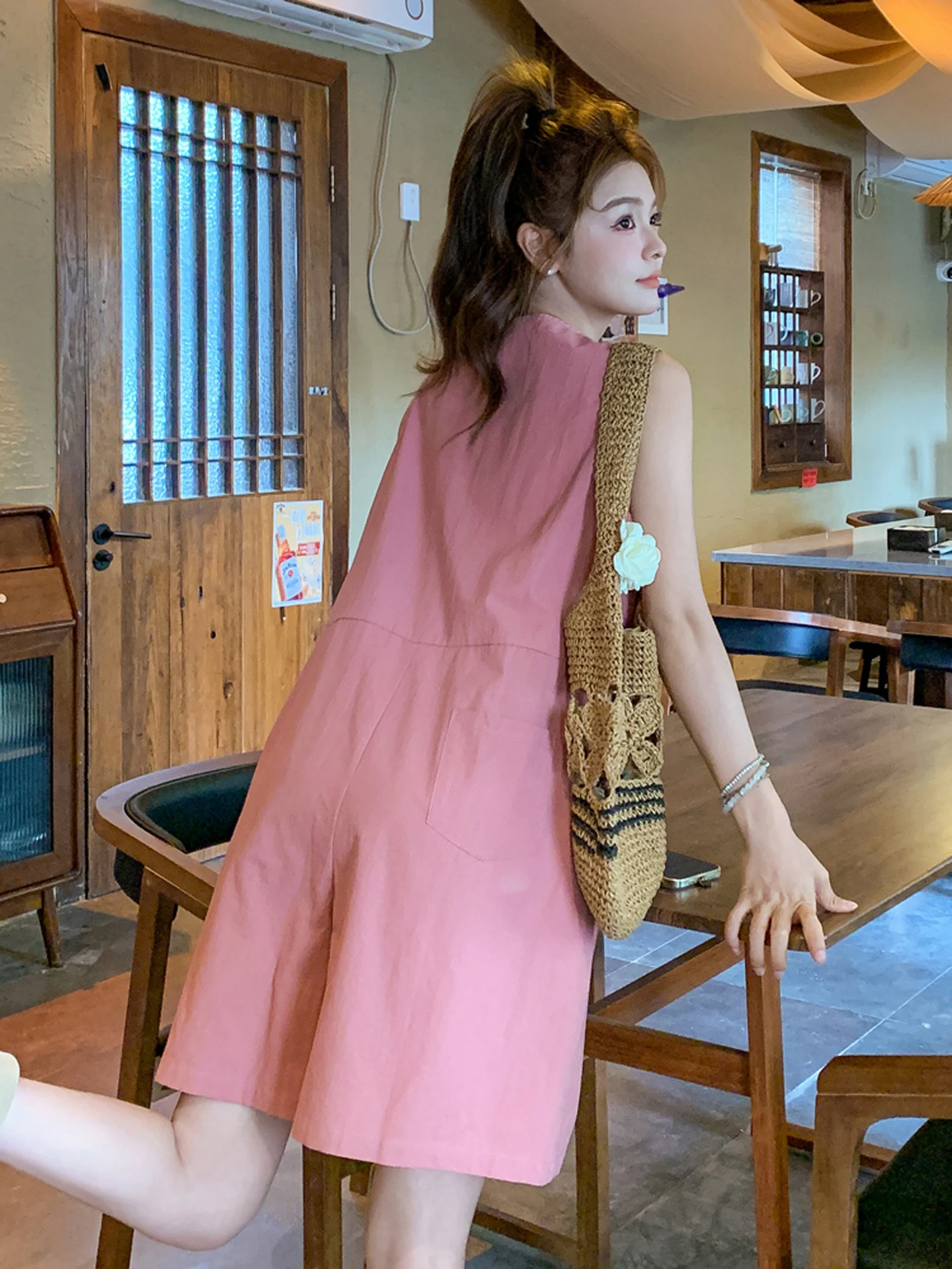 Damski kombinezon w kolorze różowym, luźny, letni, spodnie z wysokim stanem, do pracy, szerokie nogawki, regularny krój, cienki.