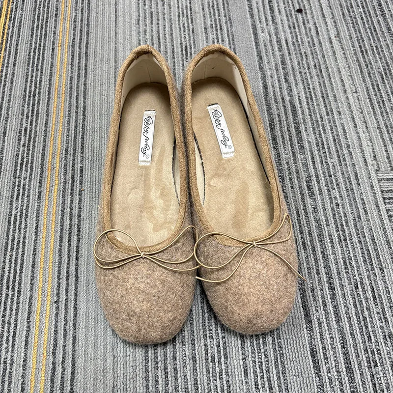 Wintermode: Flache Schuhe mit Fellbesatz, zum Hineinschlüpfen, für Damen, Ballettstil, neue Herbstkollektion, mit Schmetterlingsknoten, runde Zehen, flache Damenschuhe mit Plüschfutter. – Detail 14