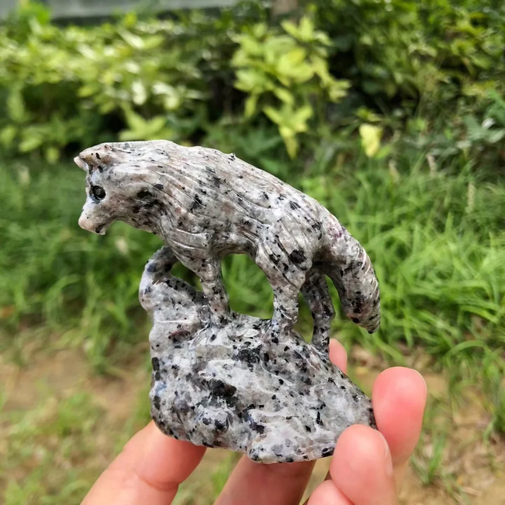 Natural Yooperlite Wolf Figurine Hand Carved Rock Wolf Statue UV Reactive Flame Stone Animal Sculpture Reiki Home Decor Gift