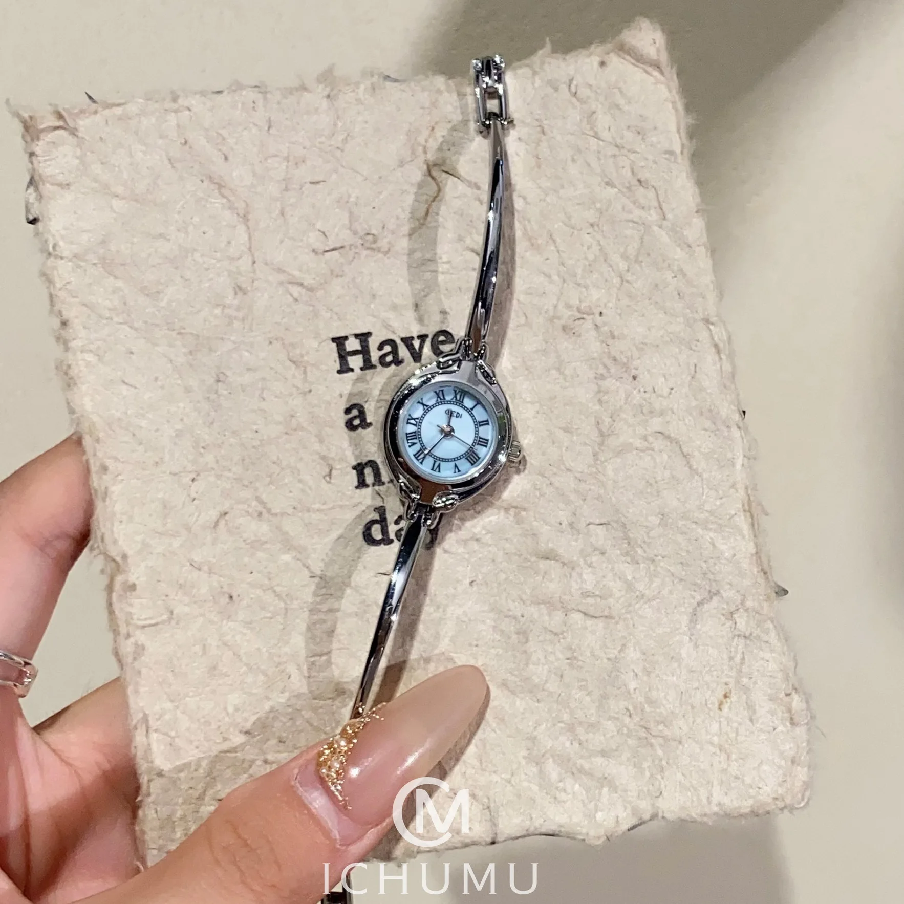 

Women's Dainty Bracelet Watch Small Dial Artistic Light Luxury Style Ladies Wristwatch for Students Delicate Fashion Accessory