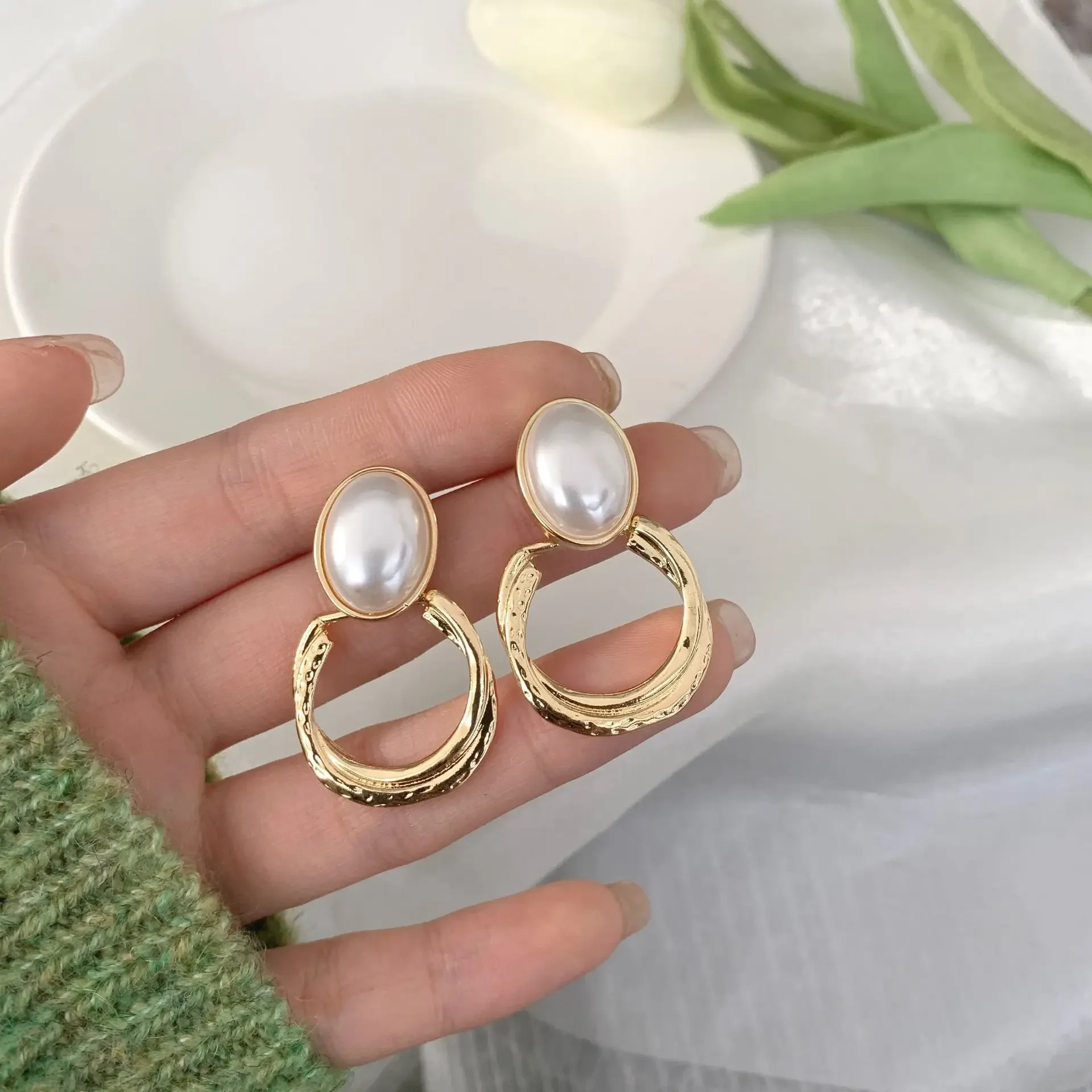 Aesthetical Temperament Geometry Pearl Earrings Gold Color Small Design Twisted Circular Round Non Pierced Clip on Earrings