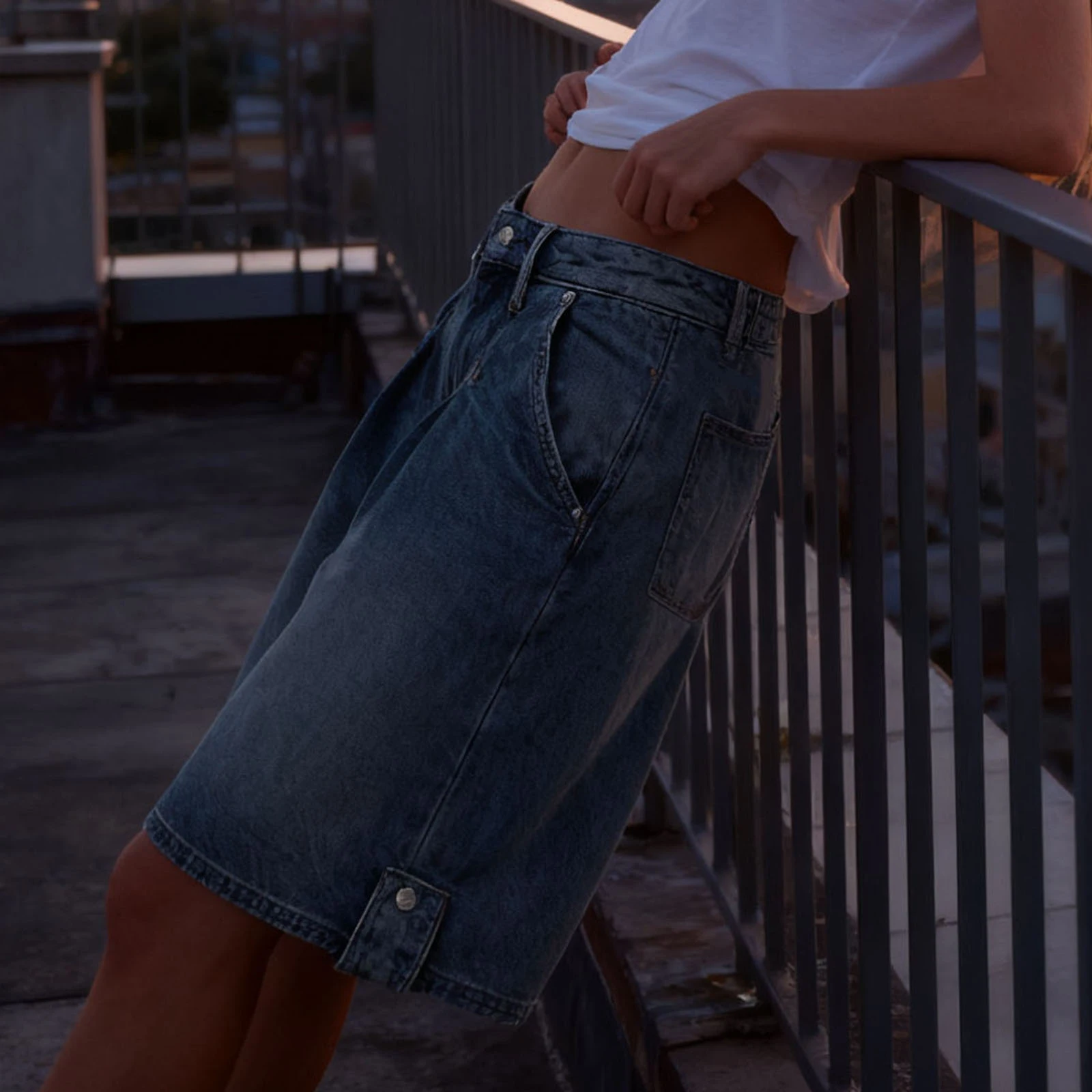 2026年春 レディース デニムショートパンツ、ヴィンテージ風膝丈ショートパンツ、ゆったりとした夏のカジュアルショートパンツ、ストリートウェア