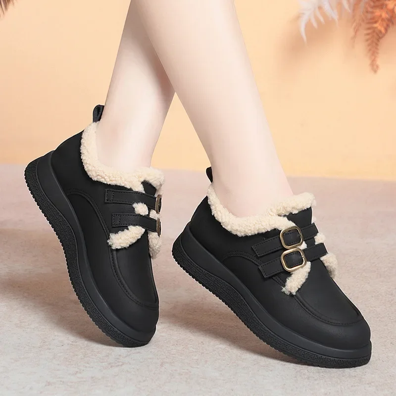 

Удобные универсальные зимние меховые туфли с двойной пряжкой, 2025 г., женские замшевые теплые плюшевые лоферы на плоской платформе для офиса, повседневные мамы