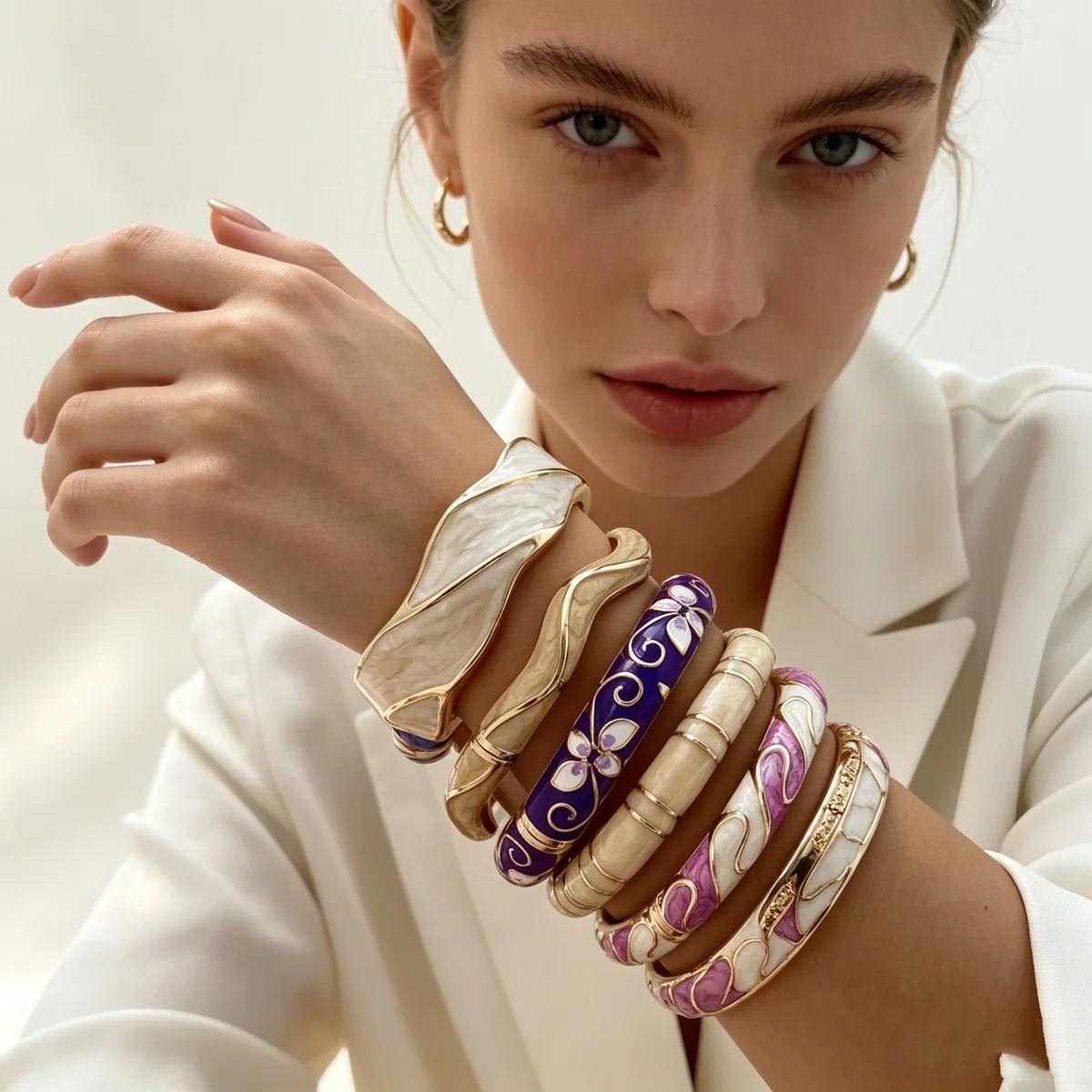 Retro-Ethno-Armband in Lila, Rosa und Weiß mit Emaille-Einsätzen für Damen und Herren, Geometrischer Statement-Armreif mit Blumenmuster – Detail 7