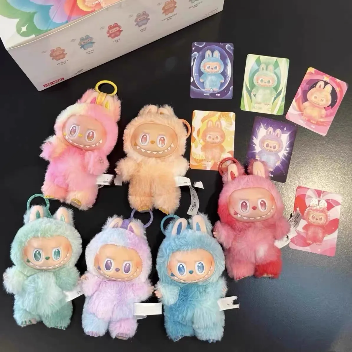 POP MART LABUBU ซีรีส์ Big into Energy ตุ๊กตาไวนิลแบบแขวน กล่องสุ่ม ของเล่นมอนสเตอร์น่ารัก เหมาะสำหรับใช้ในชีวิตประจำวัน