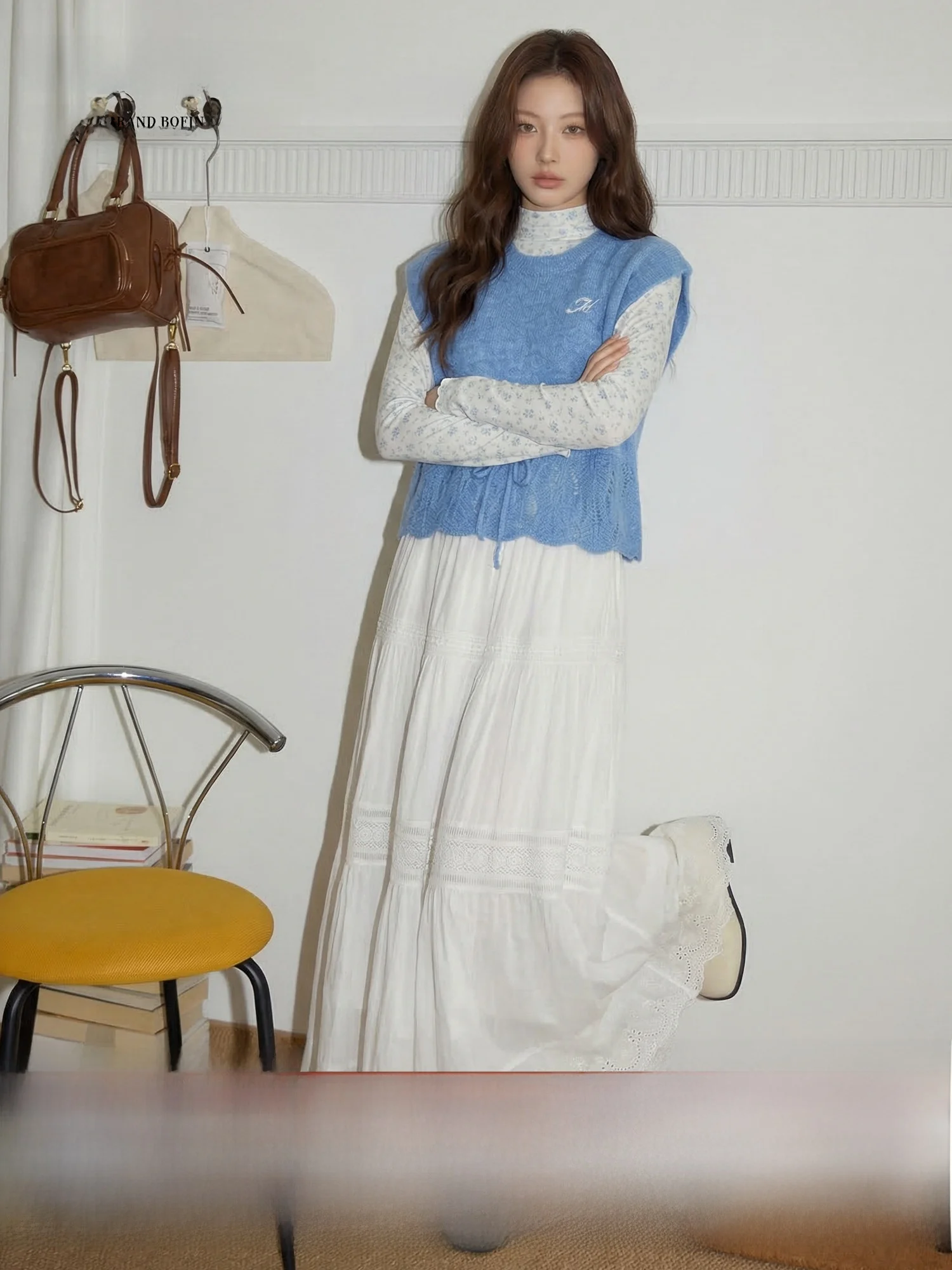 

Комплект из двух предметов Meng Xiaoqi: вязаный жилет в корейском стиле и синяя блузка с цветочным принтом на завязках, с длинными рукавами. Модный комплект.