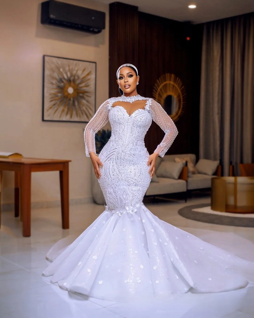 ชุดแต่งงานแบบมีแขนยาวประดับคริสตัลและลูกปัดวิบวับ พร้อมกระโปรงถอดได้