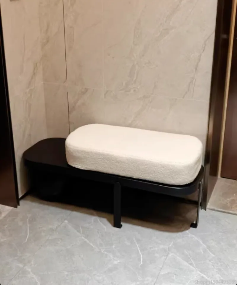 Стильная скамейка в прихожей из