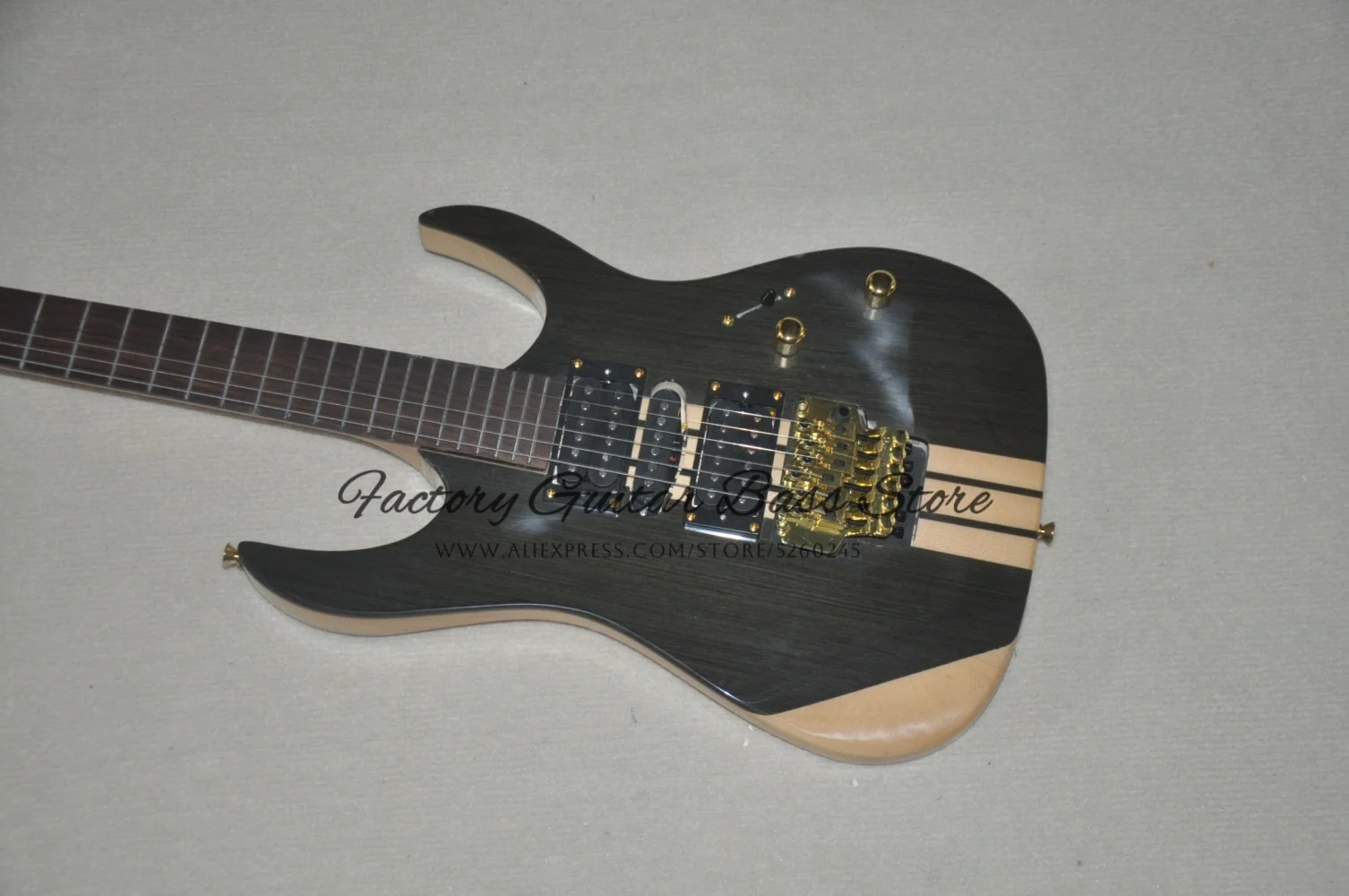 Natural guitar, tremolo bridge, maple neck through technical solid wood body， HSH pickups, golden tuner