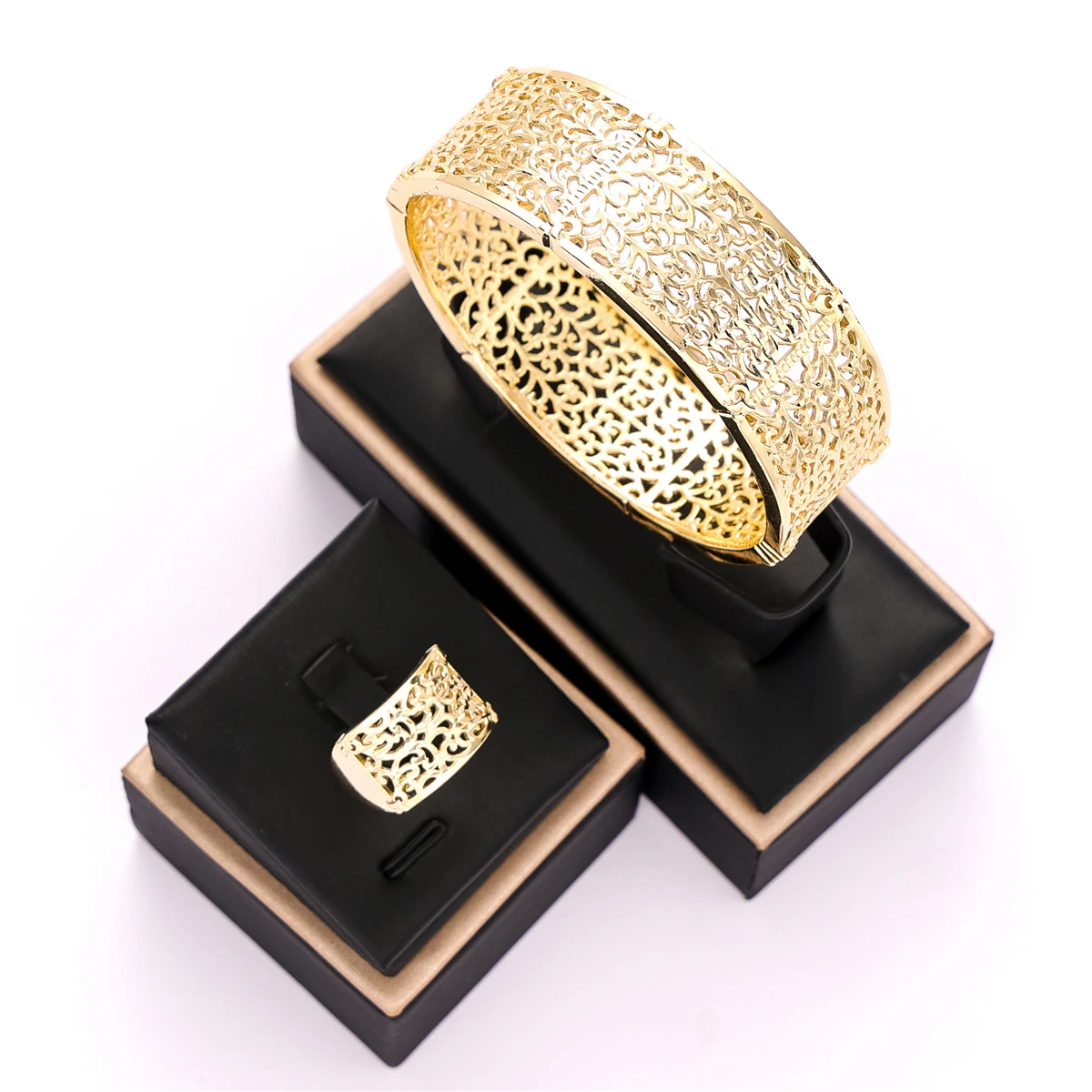 2023 March New Gold Women's Bracelet Ring Wedding Jewelry Prepare Holiday Gifts For The Party Fashionable Metal Materials