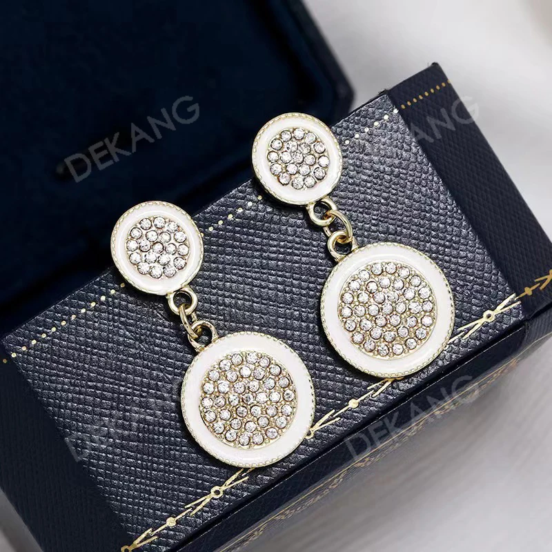 

Круглые серьги-гвоздики с геометрическим рисунком и серебряными иглами s925