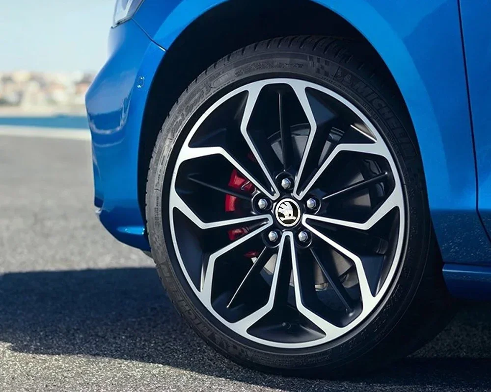 4 قطعة 56 مللي متر تصفيف السيارة عجلة مركز محور قبعات غطاء حافة شارة شعار ملصق لسكودا رابيد فابيا اوكتافيا 2 A7 A5 A4 اليتي رائع