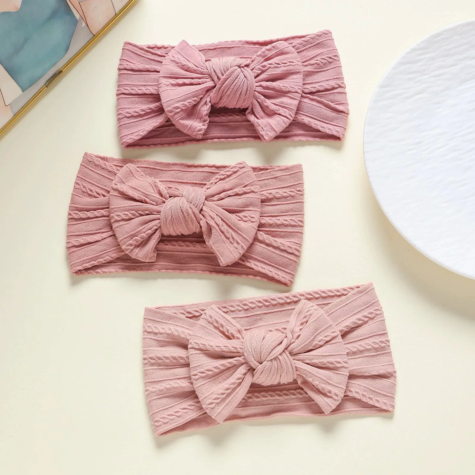 3ชิ้นขายส่งราคาคาดศีรษะไนลอนชุดสําหรับเด็กสาวผมปมเช่นที่คาดผมสายพิมพ์ทารกแรกเกิดกุทัณฑ์ผ้าโพกหัวเด็กสีชมพูH Eadbands