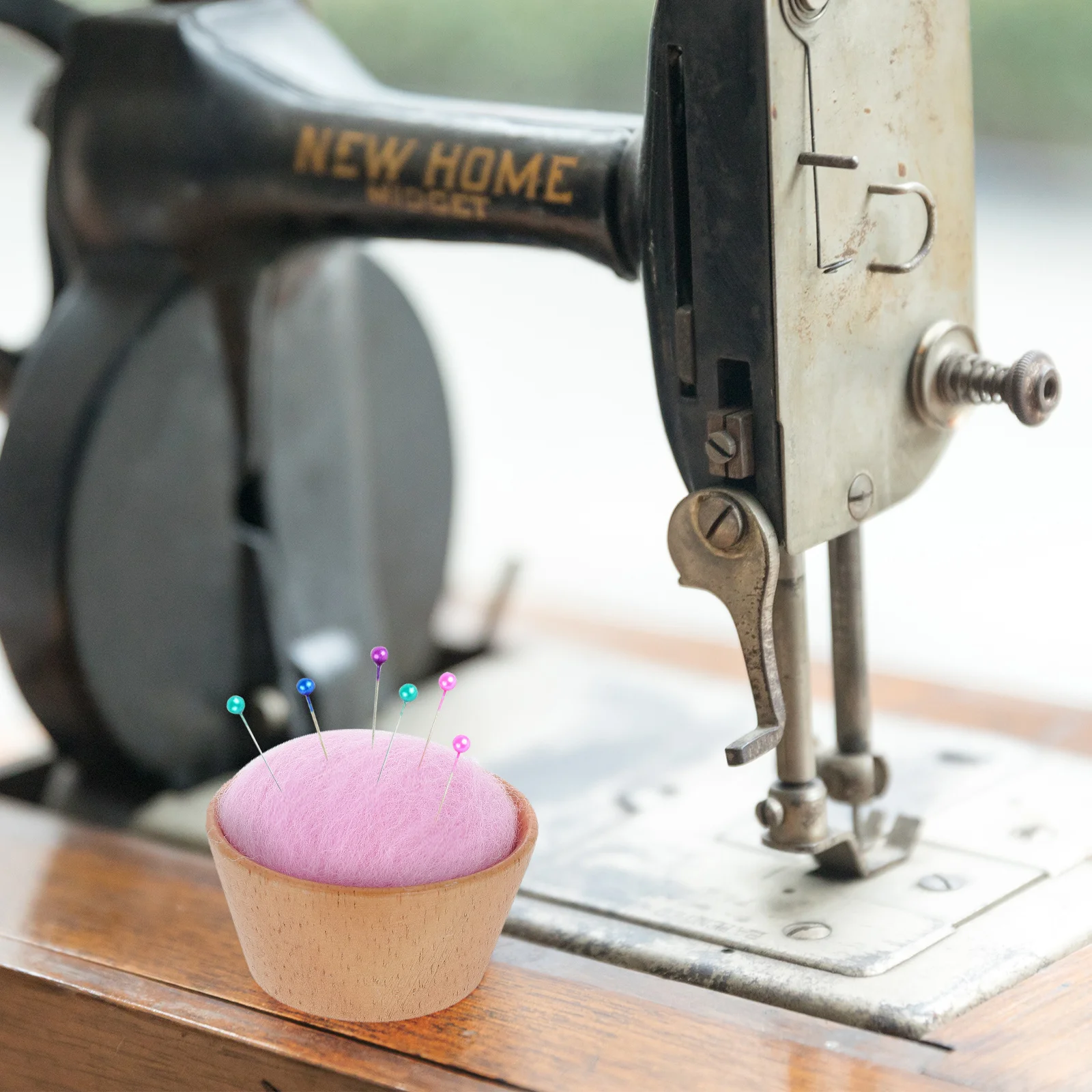 

1Pcs Half Round Needle Cushion Wool Ball Portable Sewing Needle Organizer Wooden Base Practical Pin Holder for DIY Sewing