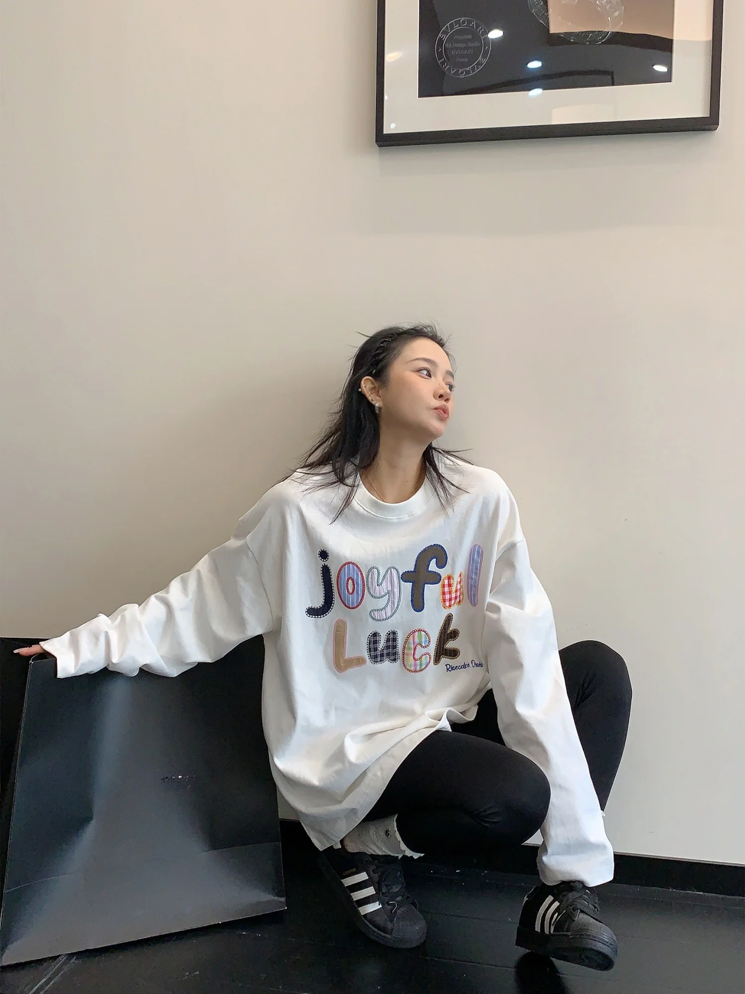 

Женская свободная футболка из чистого хлопка с длинным рукавом, повседневный удобный топ с круглым вырезом, с элементами пэчворка и вышивкой