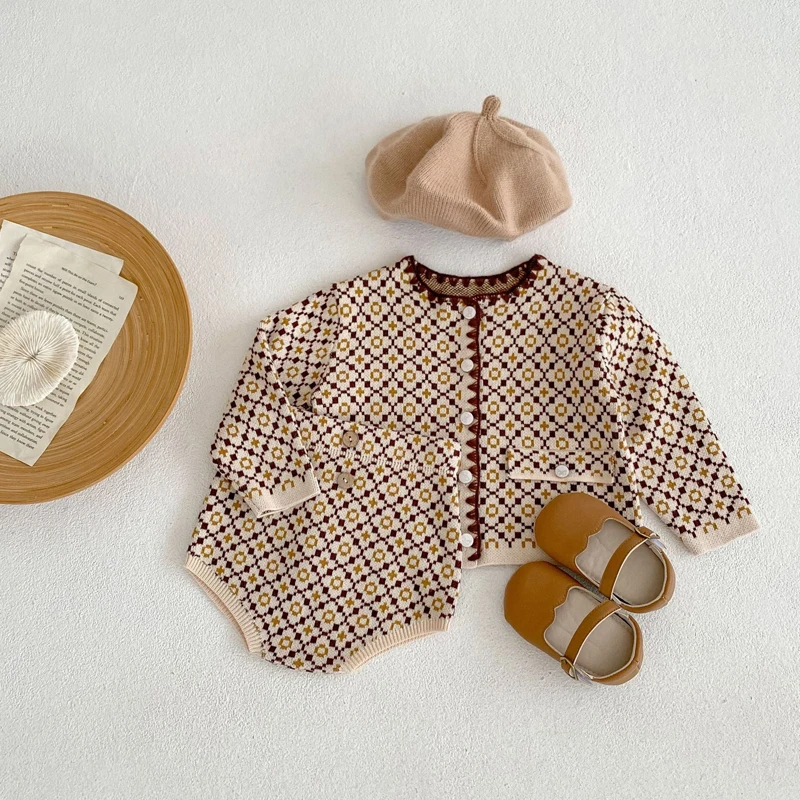 New baby clothing for the spring and autumn seasons, 0-3 year old girls knitted small fragrant pattern bread pants set