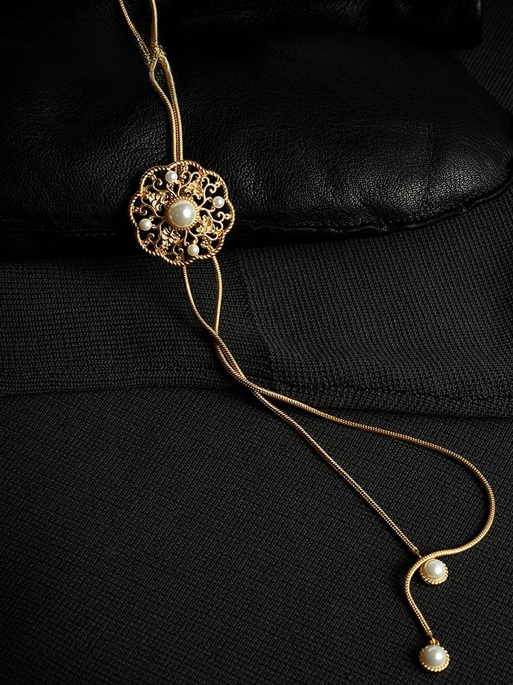 

Creative Museum Eight-Petal Lotus Flower Jewelry Women's Silk Scarf Buckle Sweater Chain Birthday Couple Gift Ladies