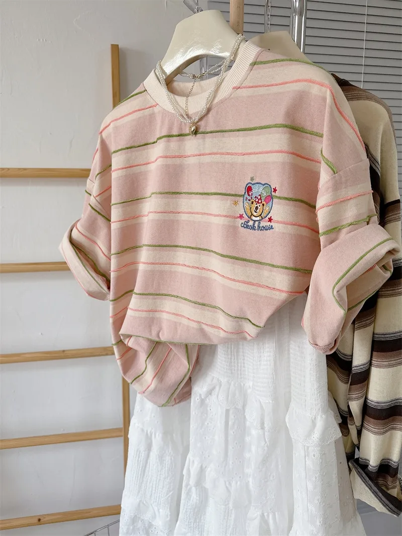 

Pink Striped Bear Embroidery ort Sve Women's T-irt Korean Sle Loose Slimming Summer 2024 Casual Cotton Tee